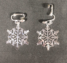 Avon Holiday And Winter Snowflake Earrings With Box - £7.77 GBP
