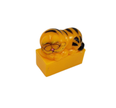 VINTAGE 1981 ORANGE LAYING SLEEPING GARFIELD PLASTIC 2 PIECE PENCIL SHAR... - $19.00