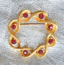 Elegant Red Rhinestone Textured Gold-tone Circle Brooch 1960s vintage 1 ... - £9.86 GBP