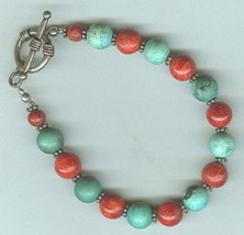 Turquoise and Coral Beads in Bracelet with Sterling Toggle Clasp - €19,11 EUR