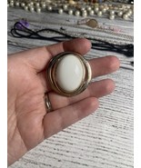 Vtg SIGNED AVON white faux stone gold tone metal oval PIN Brooch - $129.94 MXN