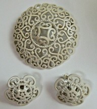 Vintage CROWN TRIFARI Gold-tone &amp; White Enamel Filigree Brooch &amp; Clip Earrings - £50.55 GBP