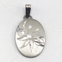 Main Gravé Étain Pointsettia Pendentif - $33.64