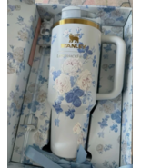 Stanley LoveShackFancy 40 oz Quencher Everblooming Rosettes Blue Practic... - €47,62 EUR Stanley LoveShackFancy 40 oz Quencher Everblooming Rosettes Blue Practic... - €47,62 EUR