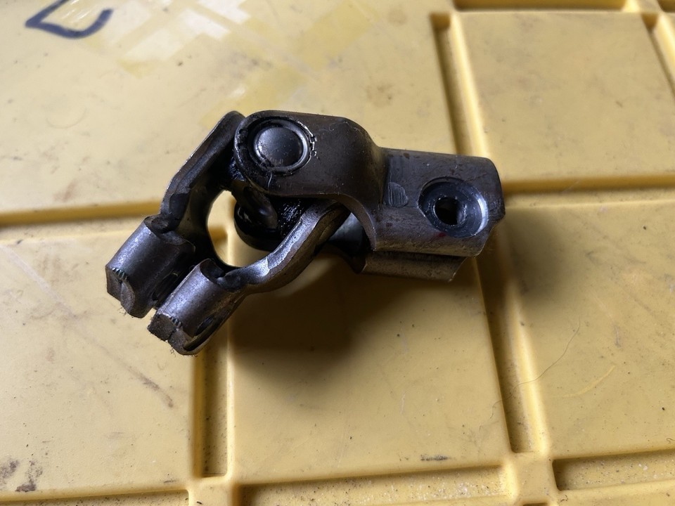 96 97 98 99 00 Honda Civic Civic STEERING COLUMN U JOINT SWIVEL YOKE KNU... - $29.69
