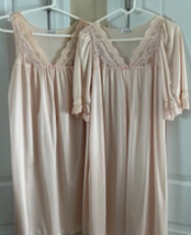 Women&#39;s Pink Night Gown Robe Set Vintage Vanity Fair Small  Nylon Antron III - £47.95 GBP