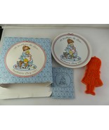 Avon 5&quot; Joan Anglund 1987 Mother&#39;s Day Plate A Mother is Love + Cookie C... - $168.34 MXN