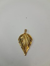 Vintage Gold Tone Metal w/ Silver Glitter Enamel Leaf Pendant EUC - $154.58 MXN