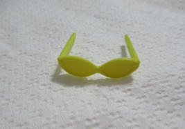 Mattel Barbie cat eye sunglasses from 2000 Barbie Volkswagen car set - $5.44