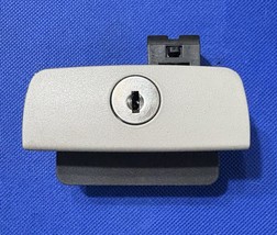 98 - 11 Cadillac Glove Box Latch Lock Handle Gray Light Shale OEM - Veri... - €16,26 EUR