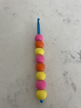 Cute colorful and helpful crochet hook  - $133.04 MXN