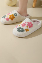 White Flower Pattern Slip On Plush Home Slippers - $169.84 MXN