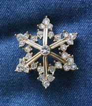 Elegant  Crystal Rhinestone Gold-tone Snowflake Brooch 1970s vintage 1 3/8&quot; - £10.18 GBP