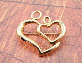 Vintage Gold Tone Double Heart Brooch Pin Mother Daughter Son Hat Pin Signed 1&quot; - £7.75 GBP