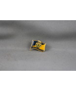 Vintage Tourist Pin - City of Winnipeg City Flag - Celluloid Pin - €12,70 EUR