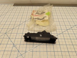 Toyota 81271-02051 License Plate Tag Light Lamp Housing Right RH - $550.11 MXN