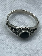 Estate Dainty 925 Marked Silver Band with Round Black Onyx Stone &amp; Cut-Out Sides - £11.14 GBP