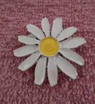 Vintage Metal Enamel Daisy Flower Pin ~ Brooch - £7.70 GBP