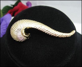 SWISH  Vintage BROOCH PIN Signed Goldtone Swirl Costume Jewelry Curl Spiral - £13.23 GBP