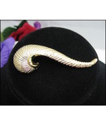SWISH  Vintage BROOCH PIN Signed Goldtone Swirl Costume Jewelry Curl Spiral - €14,50 EUR
