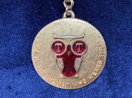 Vintage Keyring Tt Eyewear Keychain Owl Porte-Clés Wise Is The Woman Who Wears T - £9.18 GBP