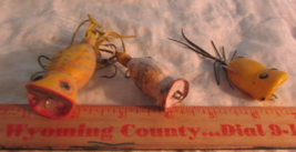 VINTAGE LOT OF 3 FISHING LURES 2 WOODEN RIVER YELLOW HULA POPPER   Hooks W - £17.98 GBP