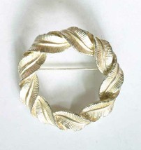 Elegant Mid Century Modern Light Gold-tone Leaves Wreath Brooch vintage 1 5/8&quot; - £9.81 GBP