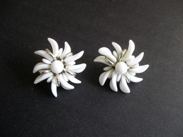 Vintage White Plastic Flower Screw Back Earrings - Made in Western Germany  - £15.97 GBP