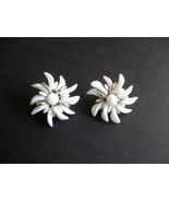 Vintage White Plastic Flower Screw Back Earrings - Made in Western Germany  - $380.53 MXN