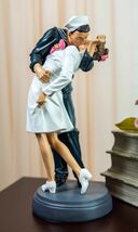 World War 2 Victory At Times Square The Kiss Navy Sailor With Nurse Statue - $69.99
