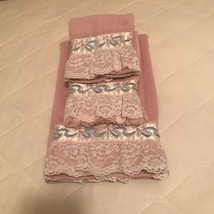 Vtg 80s Towel 3pc Set Mauve Pink Rose Hem Sm Bath Hand Fingertip Lace Embroidery - £14.90 GBP