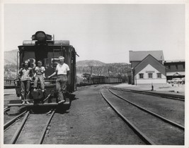 Denver And Rio Grande Railway Family On Caboose In Durango Colorado 8 x 10 Photo - £10.40 GBP