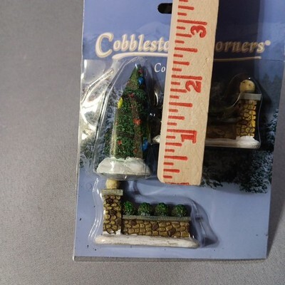 Cobblestone Corners Christmas Village Miniature Accessories Tree, Lamp Posts,   Item image 4