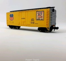 N Scale Bachmann Mechanical Reefer Yellow Box Car Union Pacific UP #160207  - $318.81 MXN