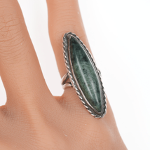 sz4 Vintage Native American silver and green stone long ring - £61.88 GBP