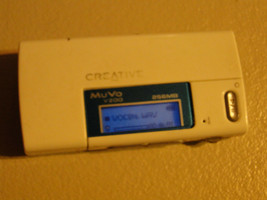 Creative Mu Vo V200 White ( 256 Mb ) MP3 Player Fm Radio - Free Shipment - £30.86 GBP