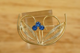 Vintage Costume Jewelry Brooch Gold Tone Blue Rhinestone Filigree Flower Pin - £14.82 GBP