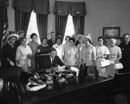 John F. Kennedy Signs Womens Equal Pay Act In Oval Office 8X10 Photo Reprint - £6.66 GBP