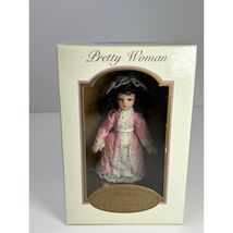Pretty Woman Porcelain Doll Ornament Pink Satin Lace Dress Brunette Curl... - €7,78 EUR