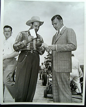 Clark Gable:( Rare Candid 1950 Photo) Signing Autograph &amp; Info Snipe On Photo - £167.31 GBP