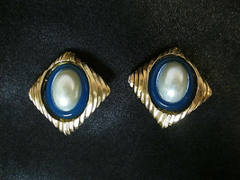 Retro Mod Chunky Clip On Earrings Gold Tone Blue &amp; Faux Pearl Cabochon - $9.00