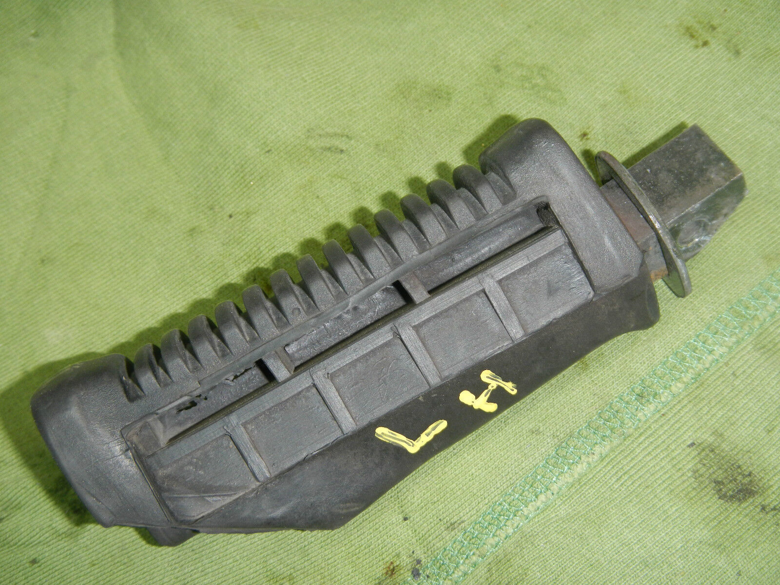 LEFT DRIVER FOOT PEG 1998 98 SUZUKI GS500E GS500 GS 500 500E E - $8.42