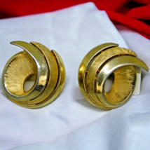 Signed Crown Trifari Swirl Earrings Clip On Brushed Gold Tone Vintage Fashion - £17.20 GBP