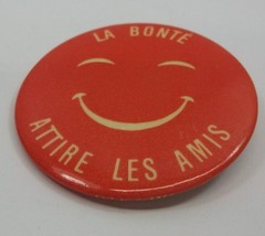 La Bonte Attire Les Amis Red French Francais 2.25&quot; Vintage Pinback Pin B... - £2.41 GBP