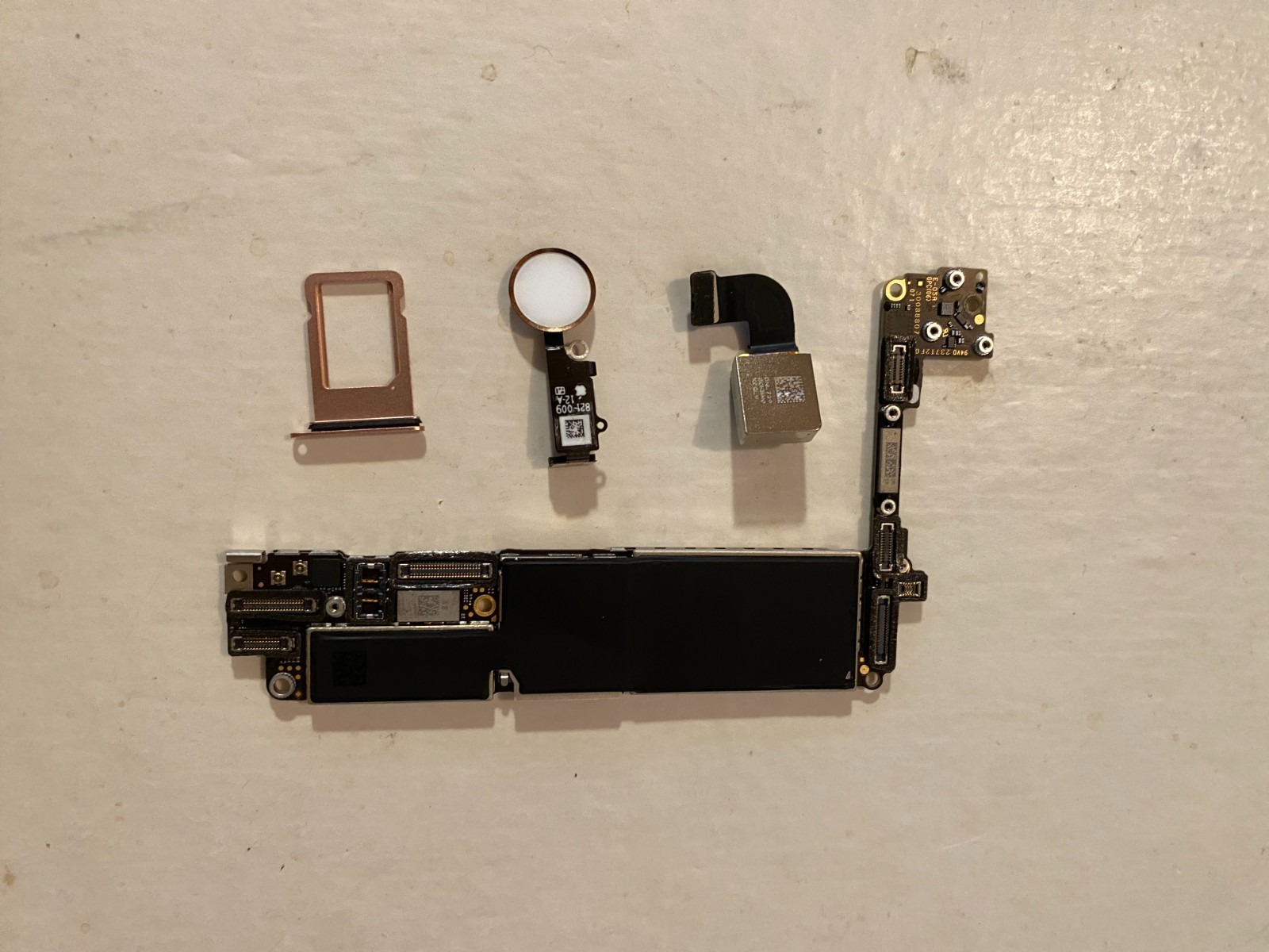 Apple iPhone 7 128gb rose unlocked logic board A1660 Read DOA heat up - $39.60