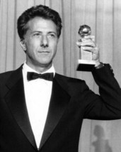 Dustin Hoffman holds up his Golden Globe for Rain Man 8x10 photo - £7.79 GBP