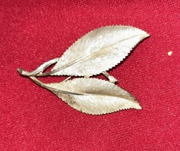 Vtg BSK Gold Tone Double Leaf  Pin Brooch J279 - $9.89