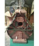 BIRDHOUSE: Rustic WELCOME INN Wood Cabin Bird House NEW chimney hanging ... - $1,318.27 MXN