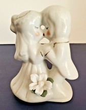 Bride and Groom Kissing Figurine Flower Vintage 4&quot; Ceramic Gold Trim Wed... - £6.39 GBP