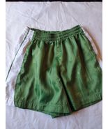 KIDS LARGE GREEN/WHITE NIKE DRAWSTRING SHORTS - $217.19 MXN